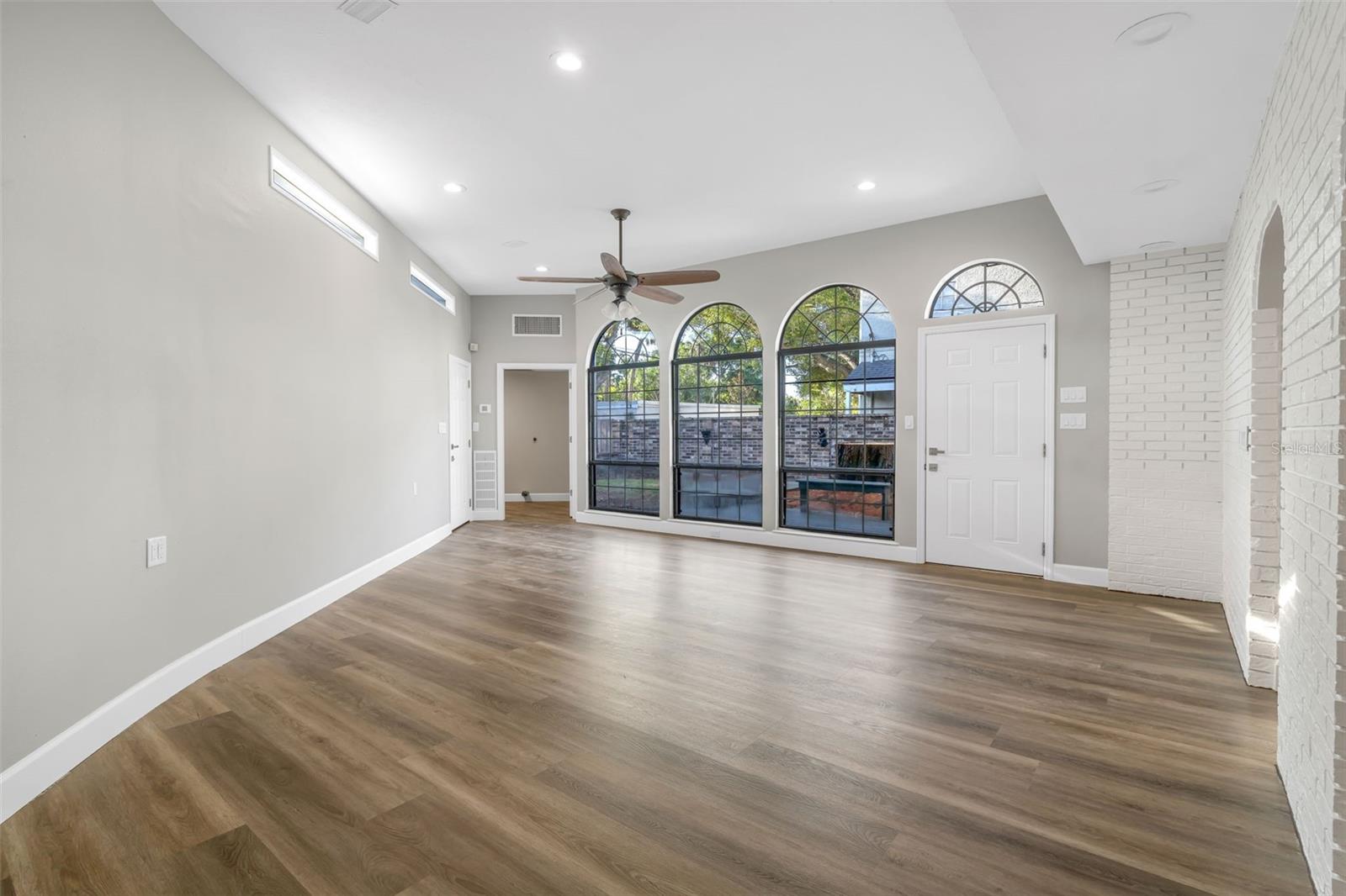 216 S SHORE CREST DR — photo 11