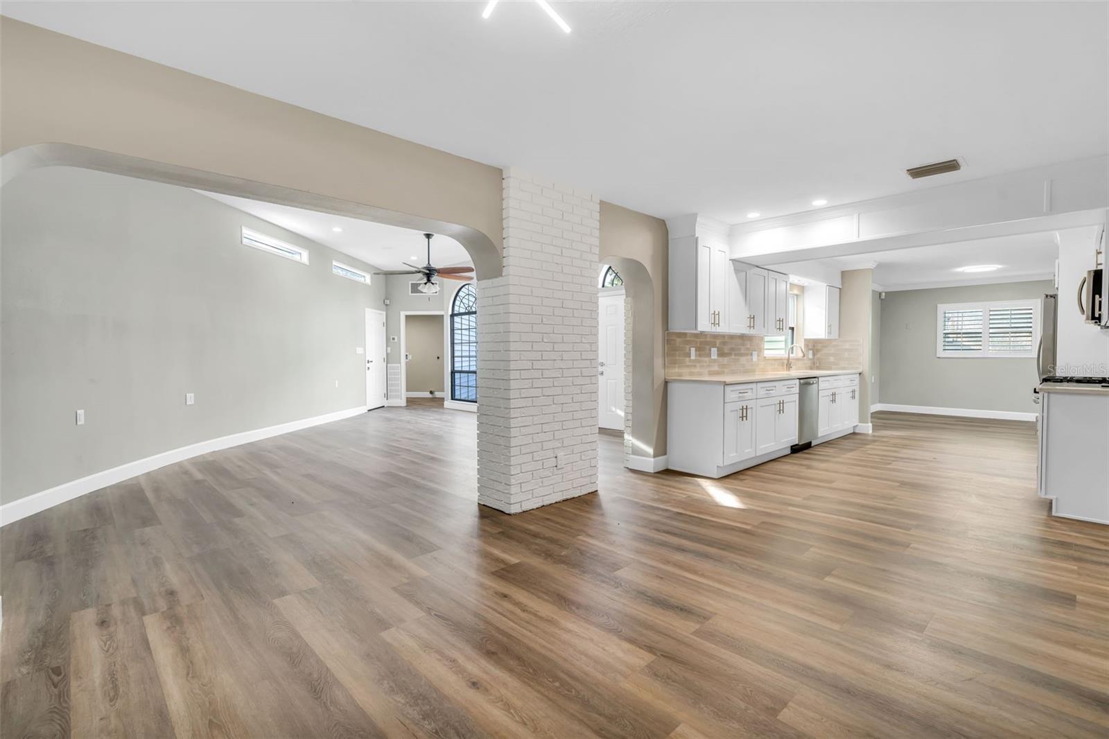 216 S SHORE CREST DR — photo 9