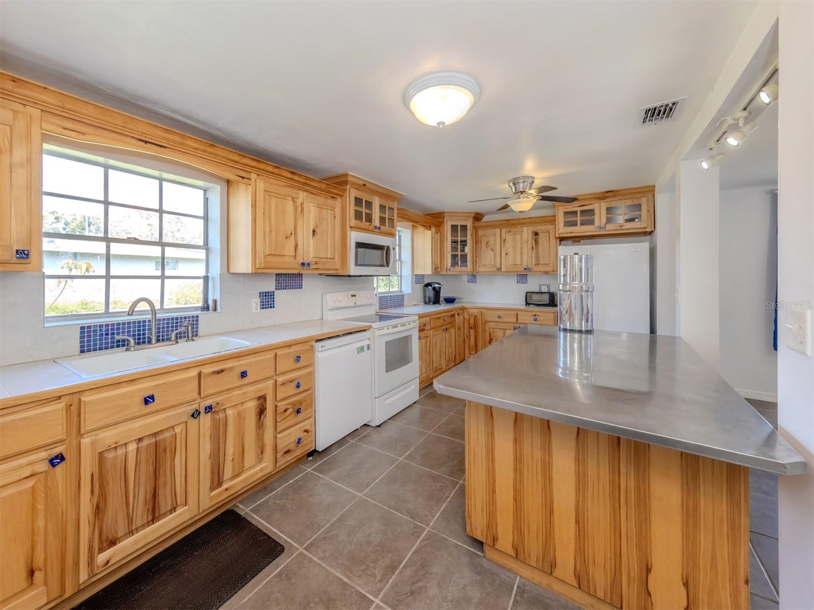 305 CHAUNCEY AVE — photo 12