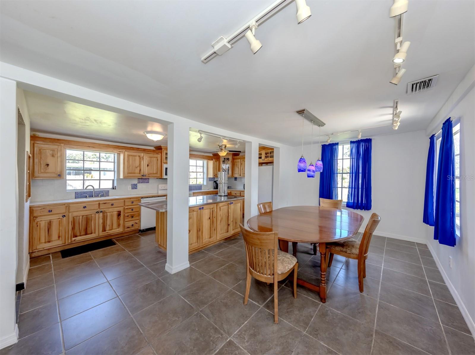 305 CHAUNCEY AVE — photo 5