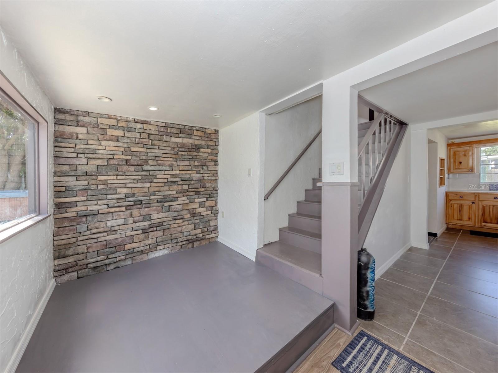 305 CHAUNCEY AVE — photo 7