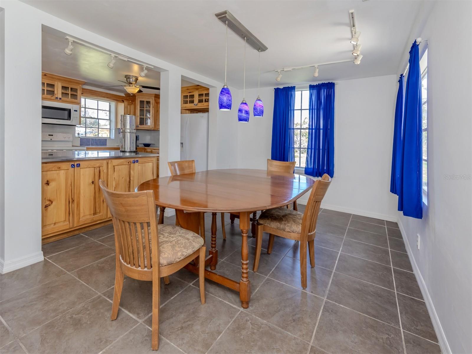 305 CHAUNCEY AVE — photo 14