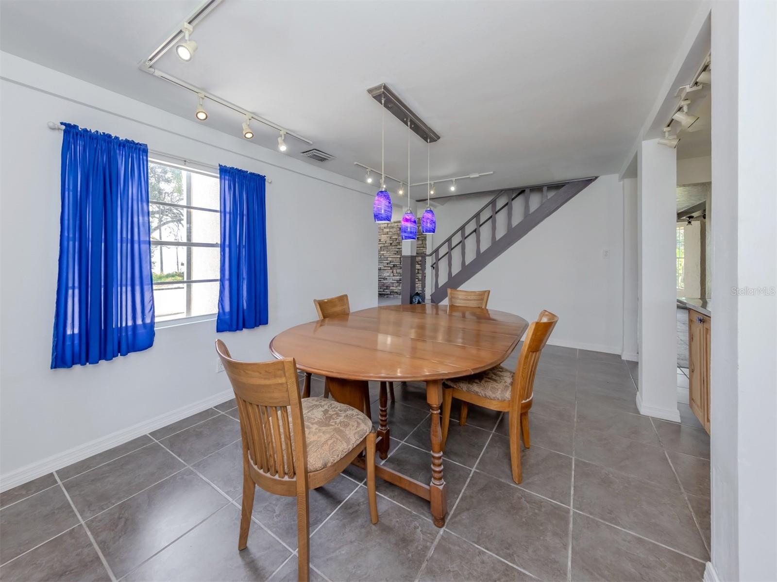 305 CHAUNCEY AVE — photo 9