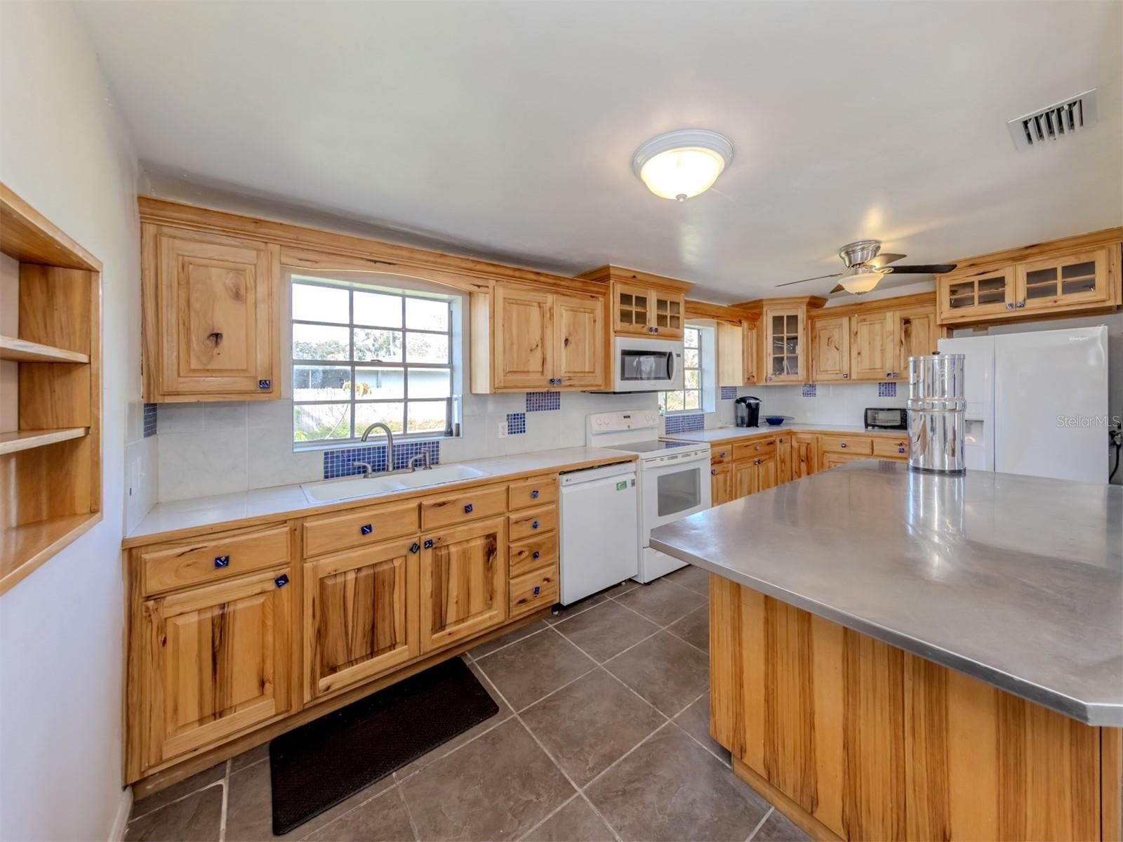 305 CHAUNCEY AVE — photo 13