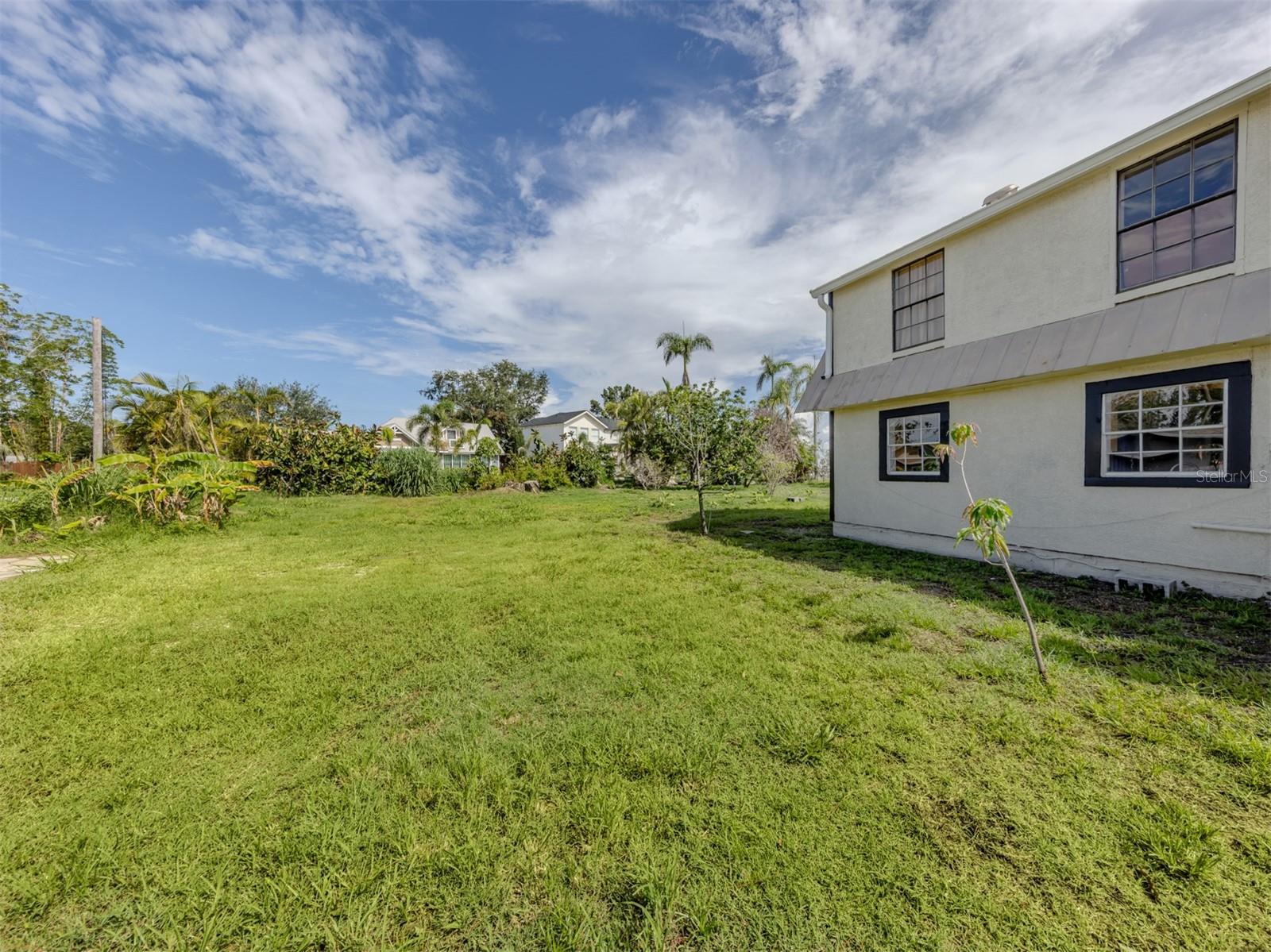305 CHAUNCEY AVE — photo 8