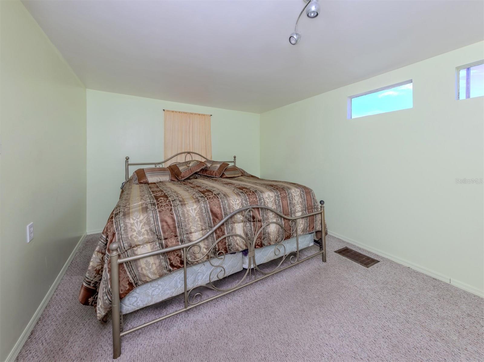 305 CHAUNCEY AVE — photo 29