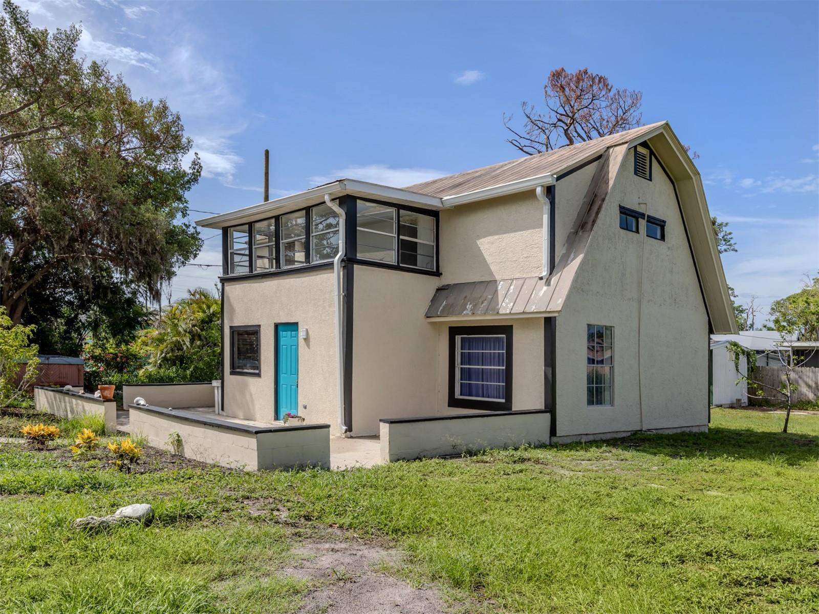 305 CHAUNCEY AVE — photo 2