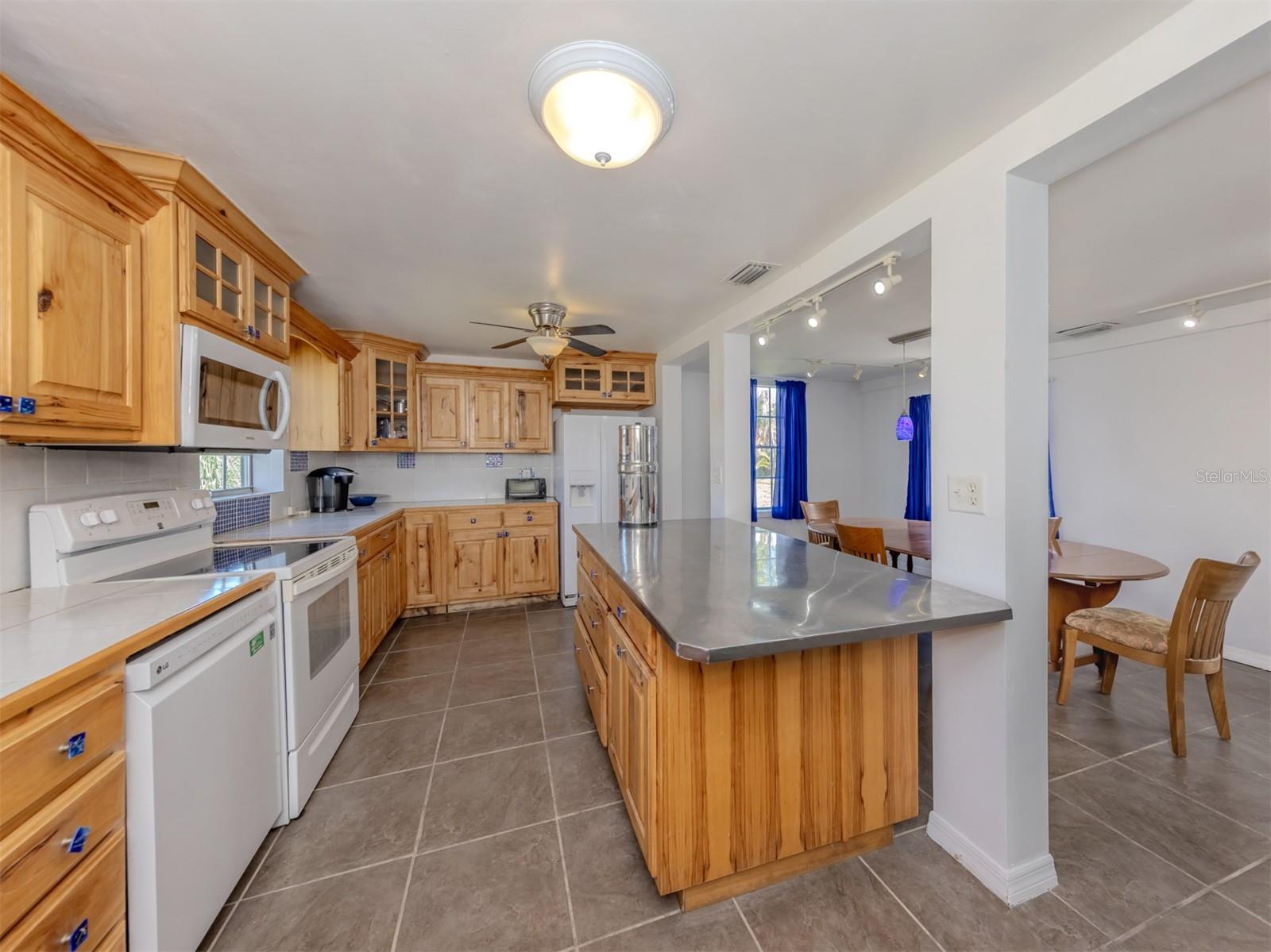 305 CHAUNCEY AVE — photo 11