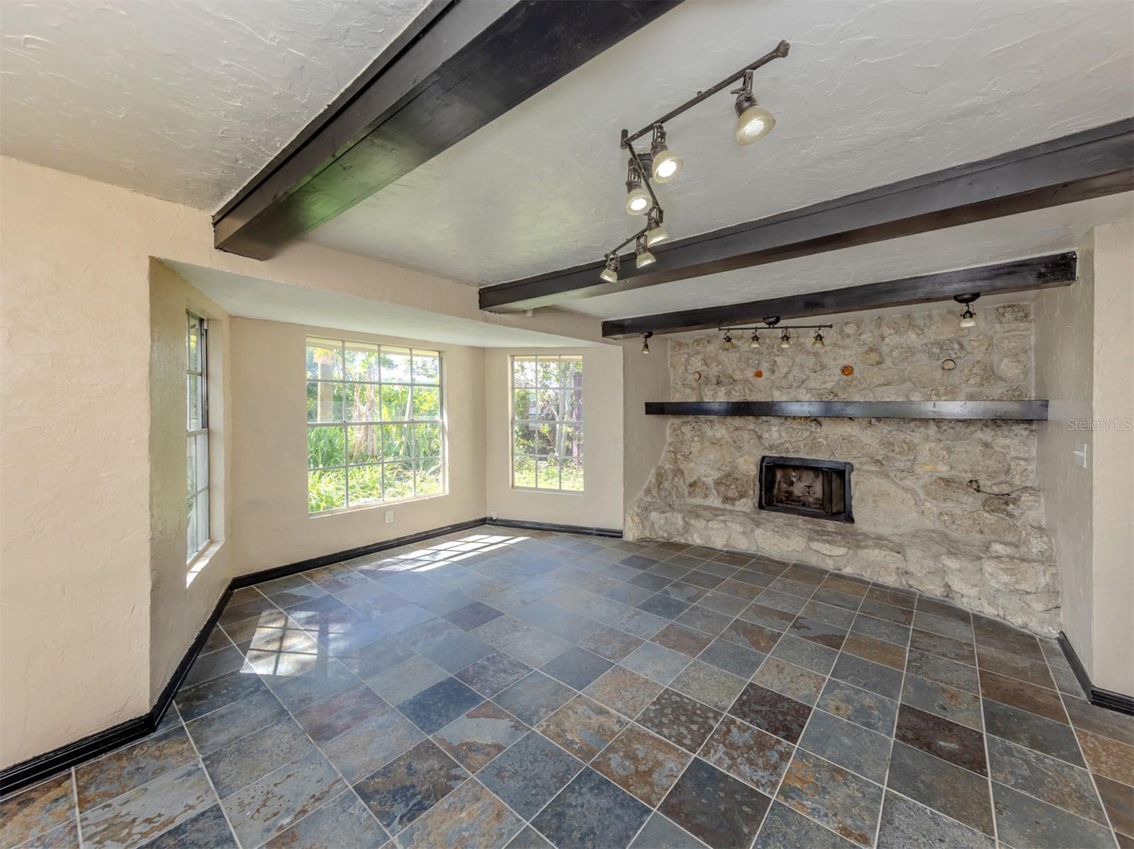 305 CHAUNCEY AVE — photo 18