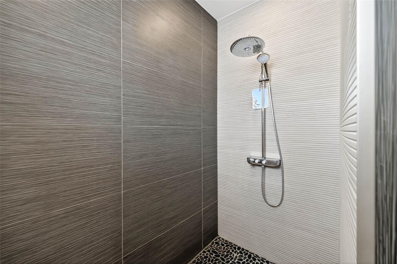 131 FOREST HILLS DR — photo 40