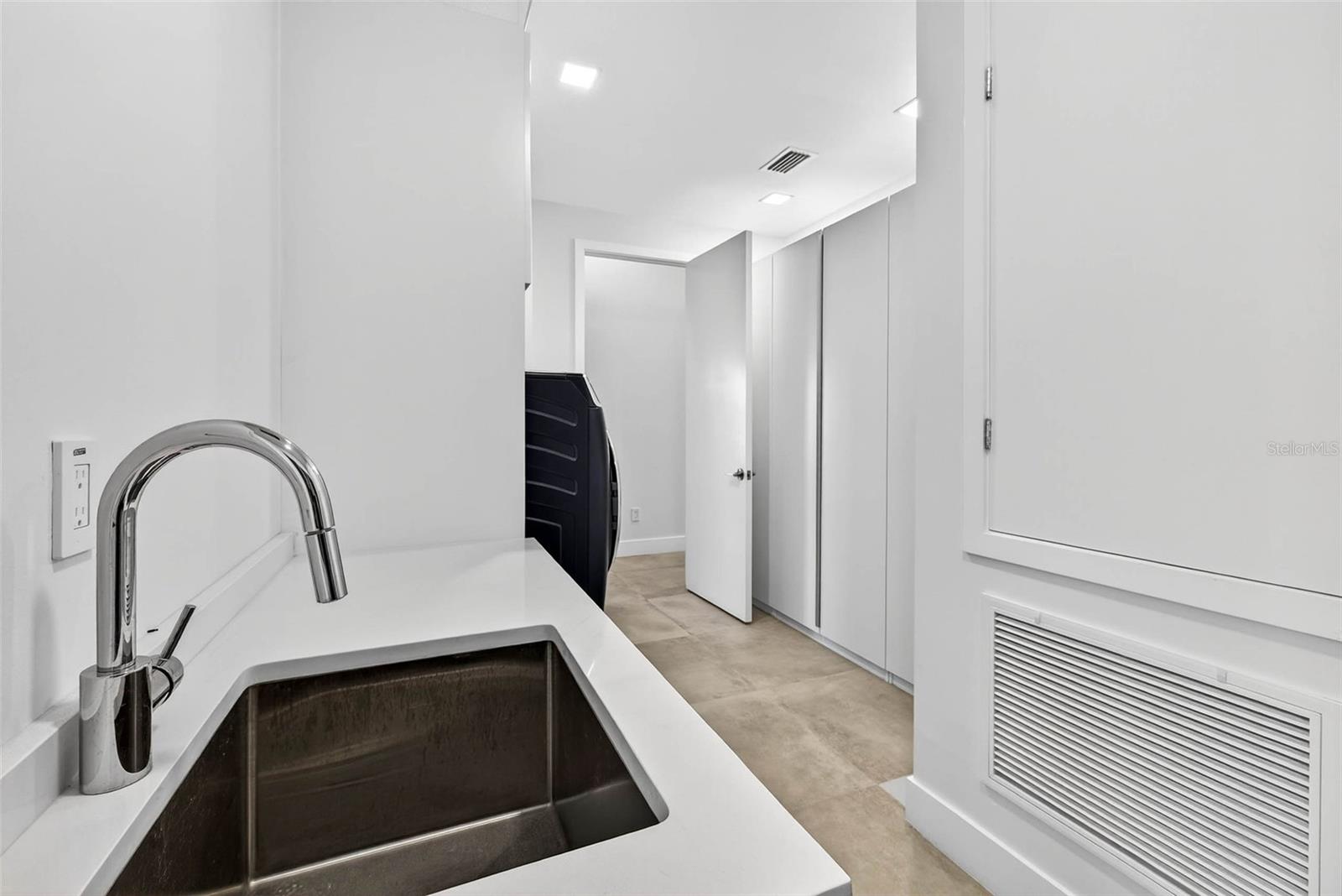 131 FOREST HILLS DR — photo 42