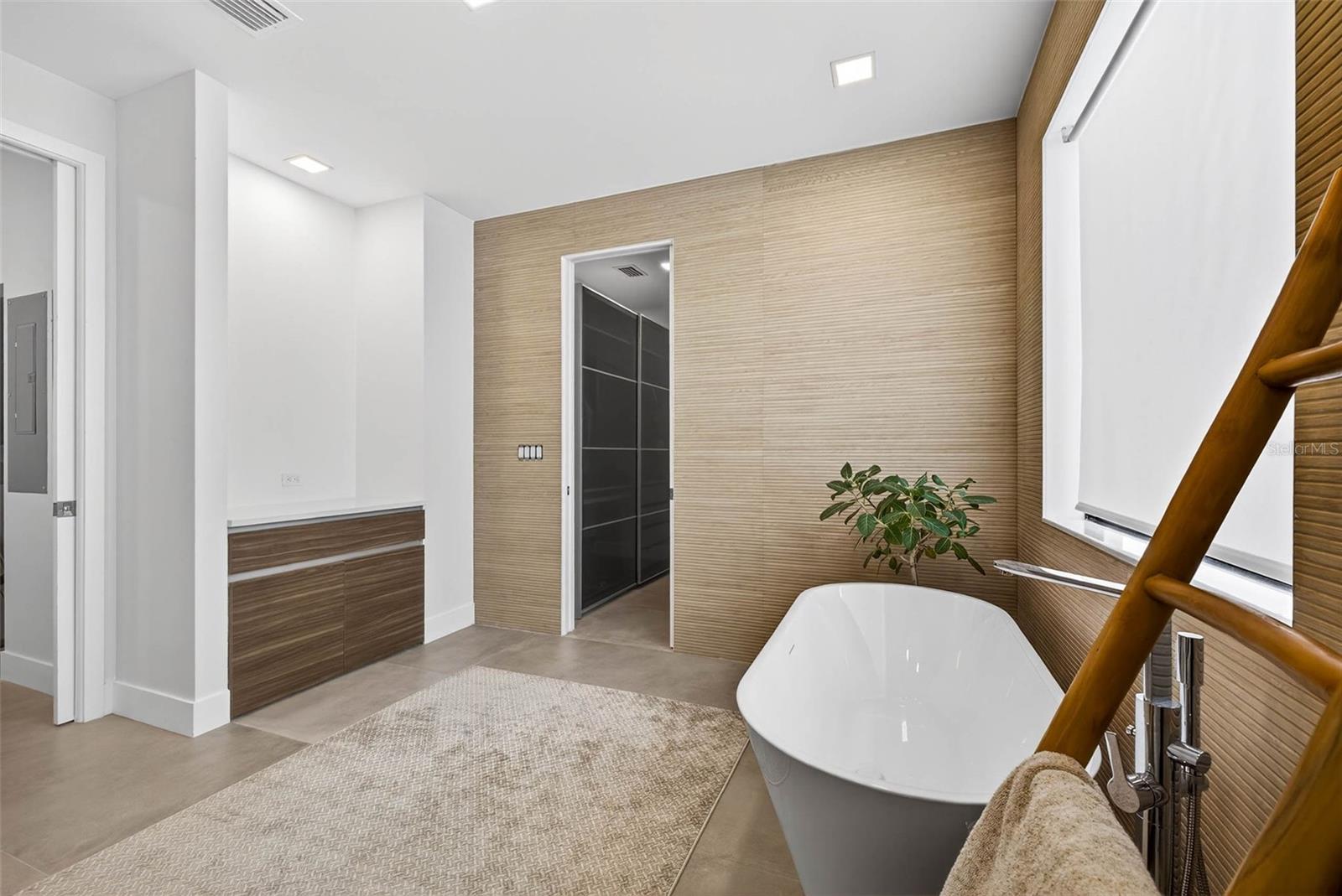 131 FOREST HILLS DR — photo 37