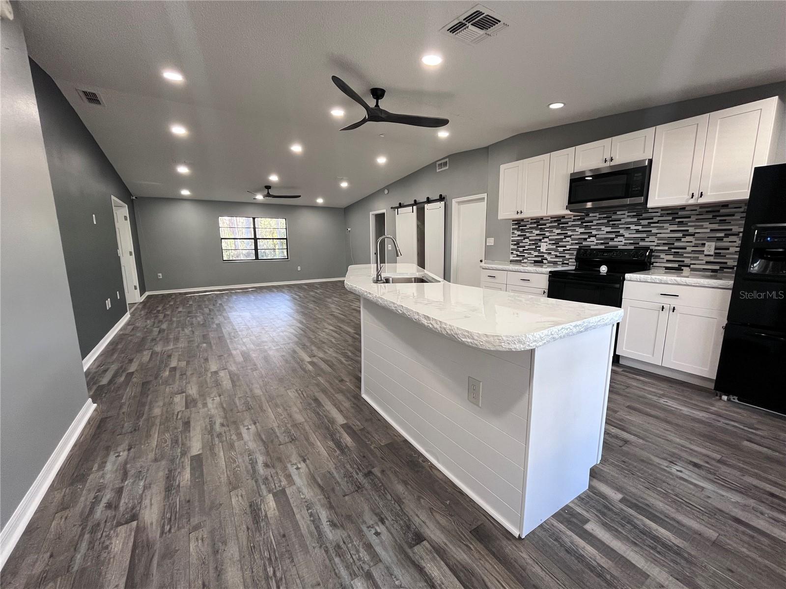 8122 MATTHEW DR — photo 6