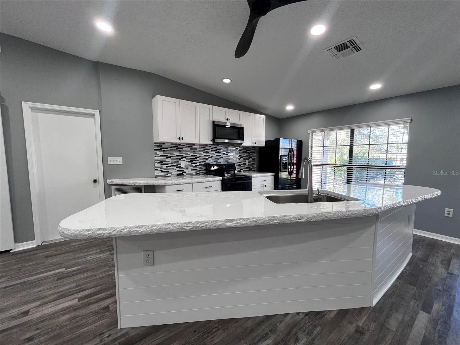 8122 MATTHEW DR — photo 4