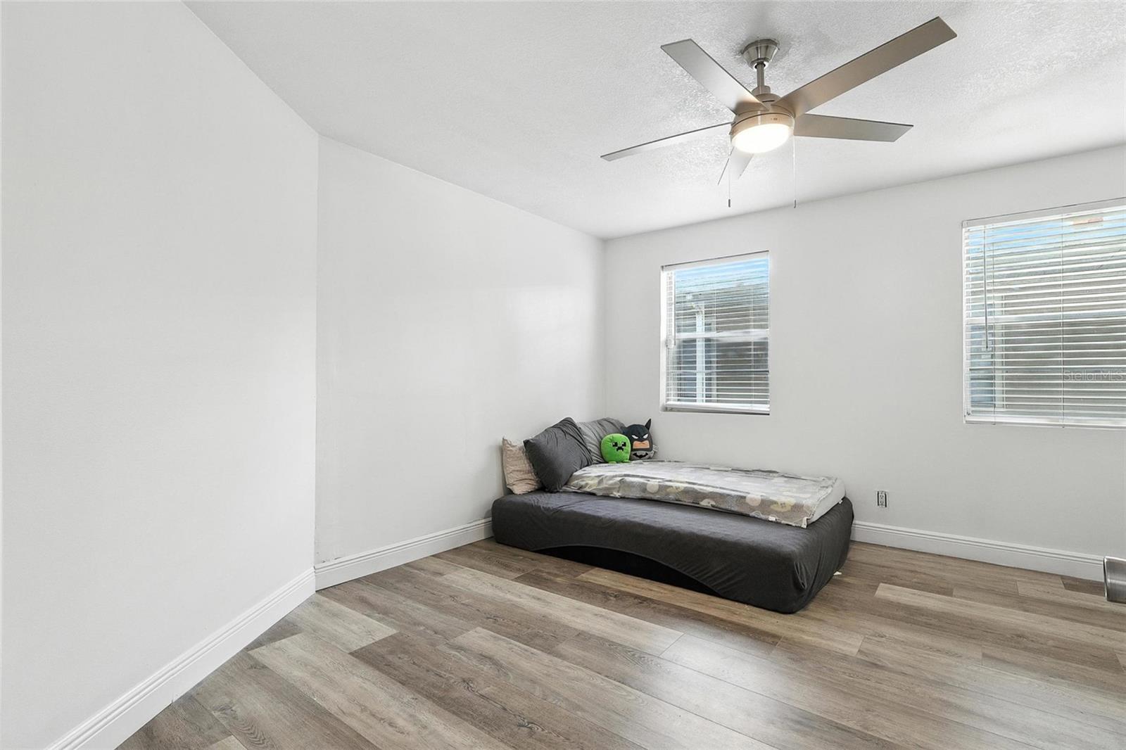 7012 N HUBERT AVE — photo 26