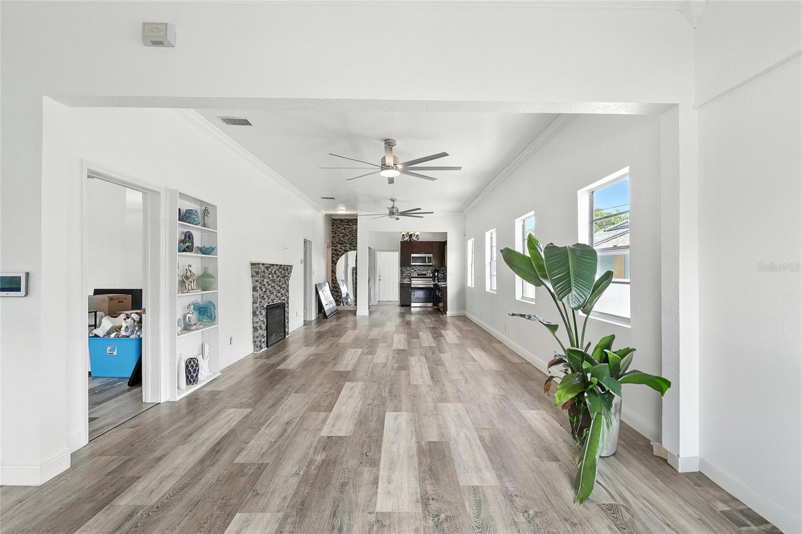 7012 N HUBERT AVE — photo 17