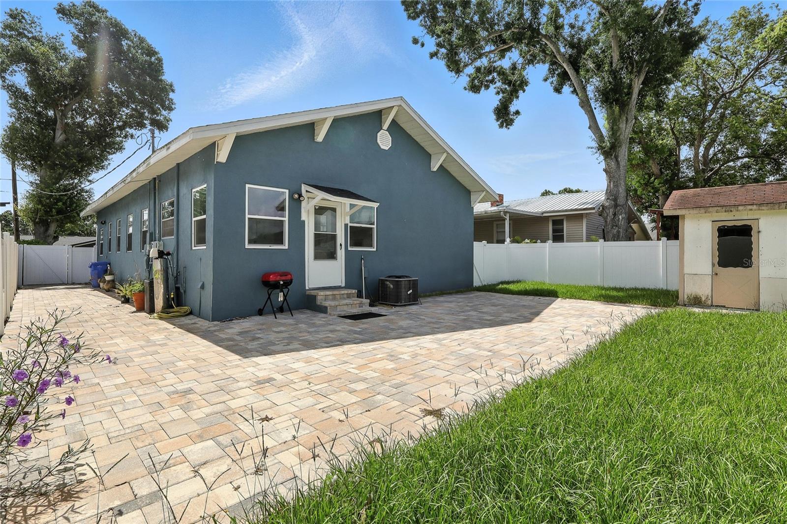 7012 N HUBERT AVE — photo 10