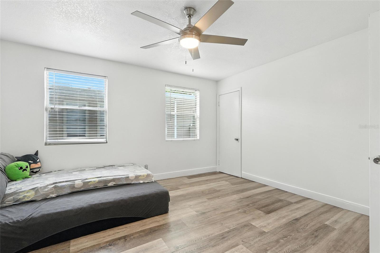 7012 N HUBERT AVE — photo 27