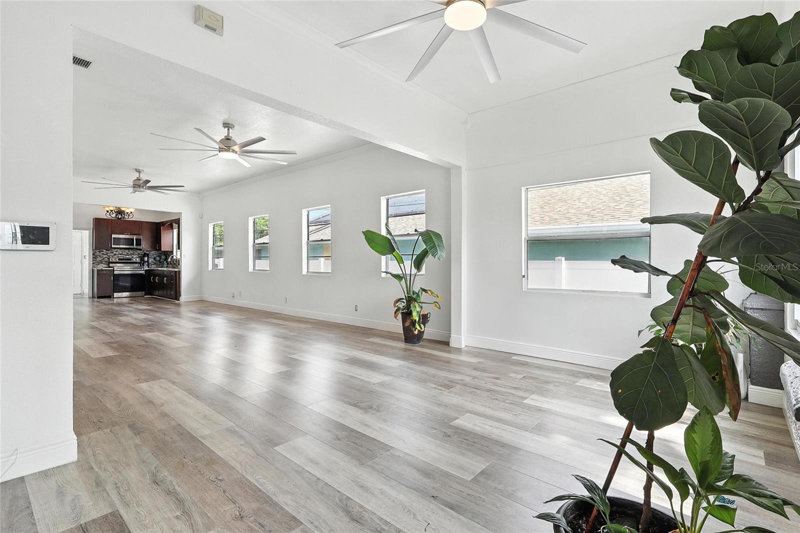 7012 N HUBERT AVE — photo 16