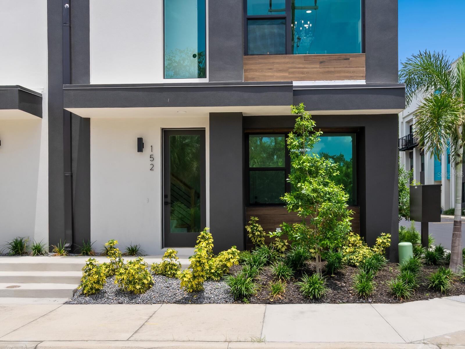 152 AUDUBON PL — photo 2
