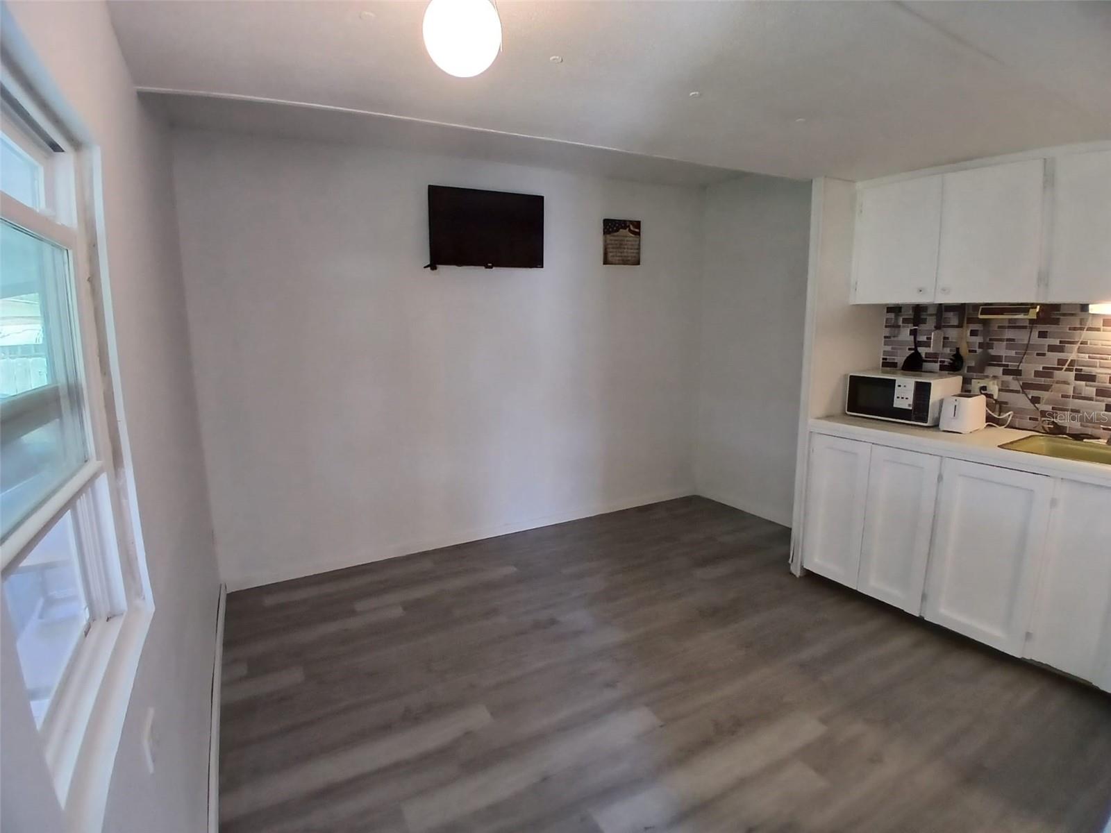 6604 SANDRA DR — photo 2