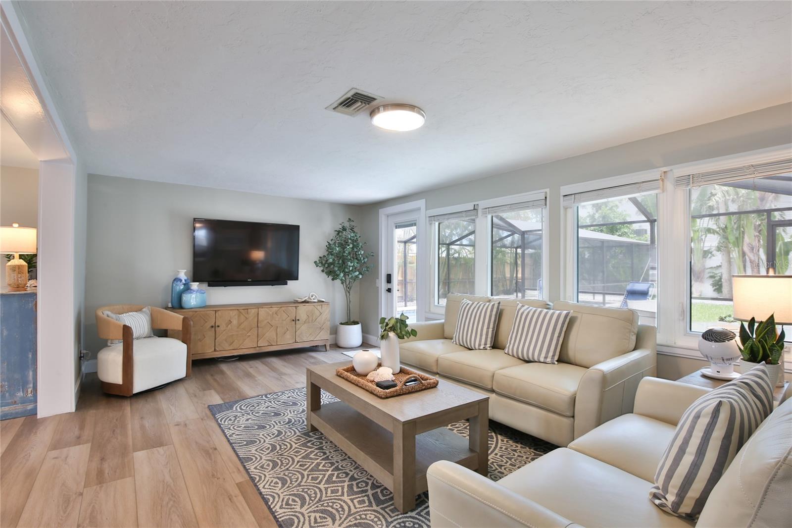 211 ISLAND CIR — photo 4