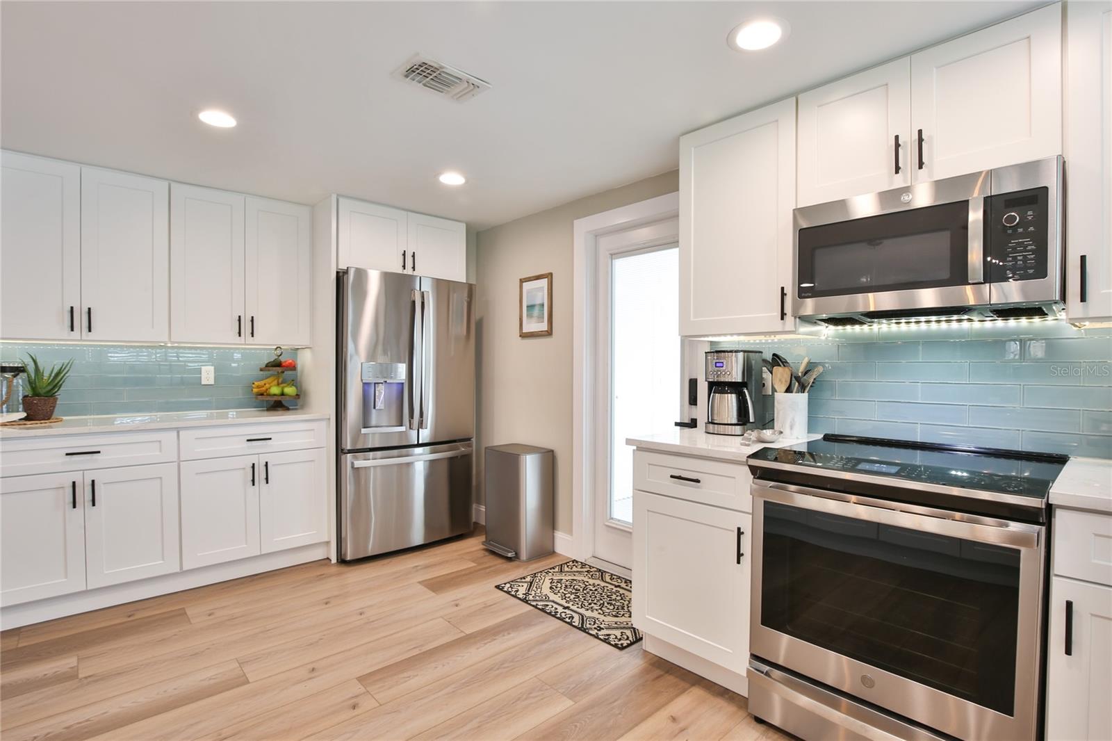 211 ISLAND CIR — photo 8