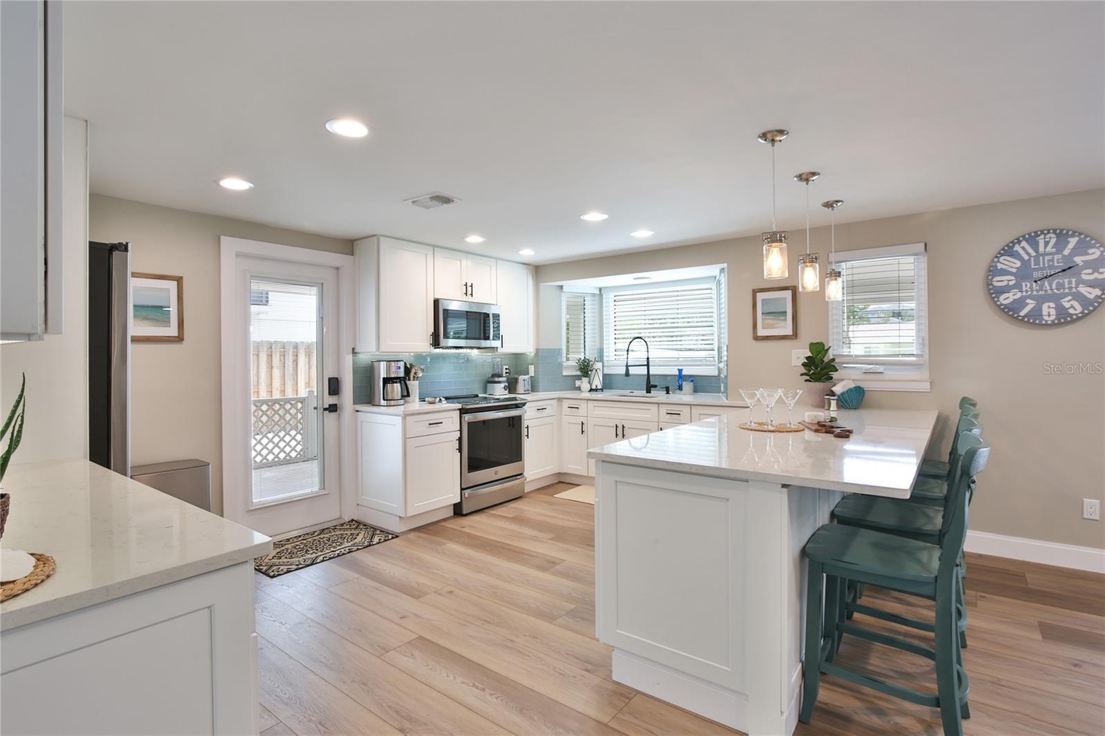 211 ISLAND CIR — photo 10