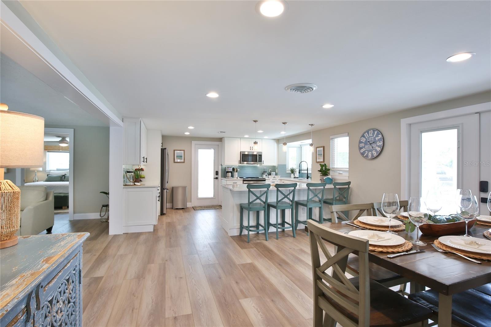 211 ISLAND CIR — photo 14