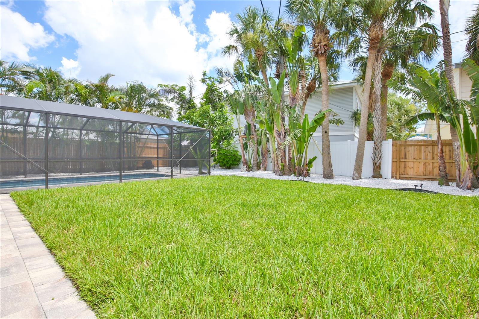 211 ISLAND CIR — photo 35