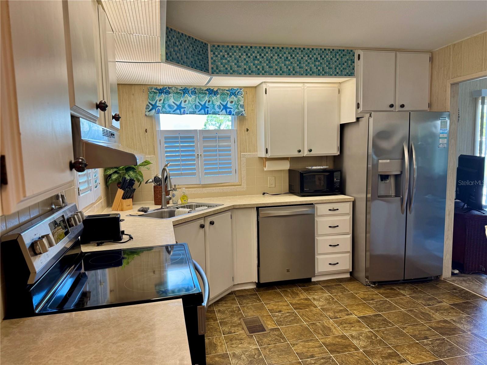 203 ESTRADA — photo 2