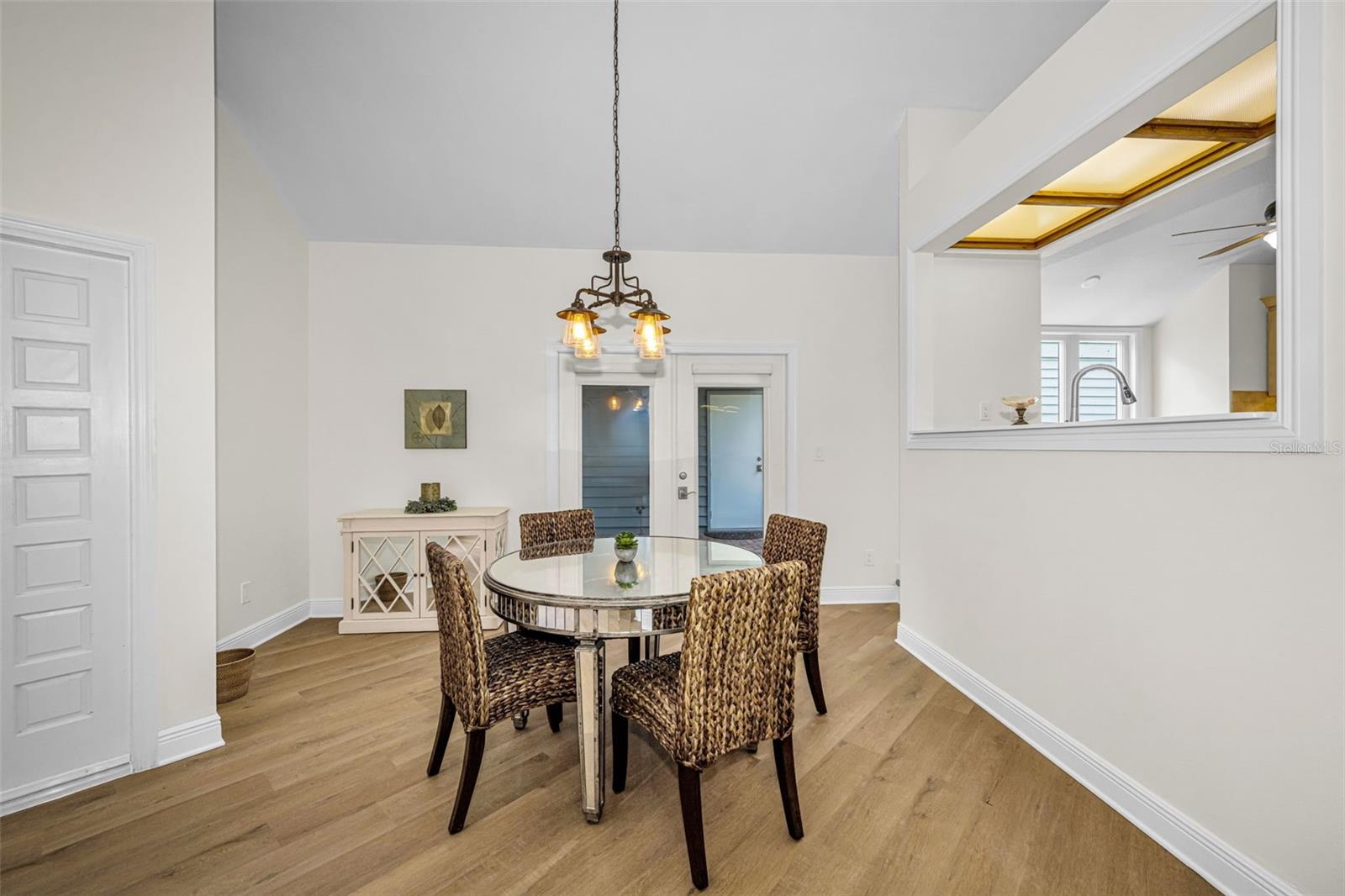 10479 LONGWOOD DR — photo 8