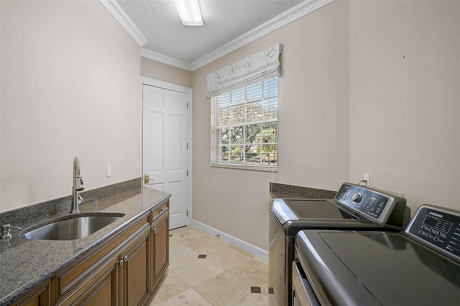 852 MACEWEN DR — photo 38