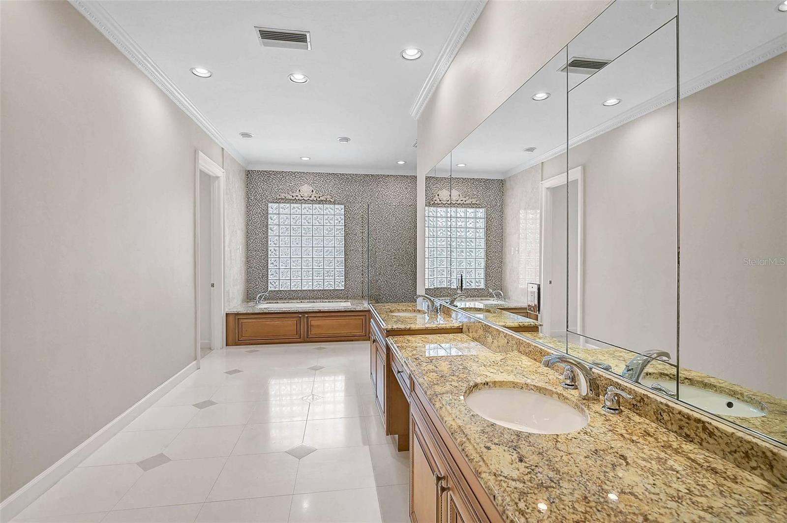 852 MACEWEN DR — photo 27