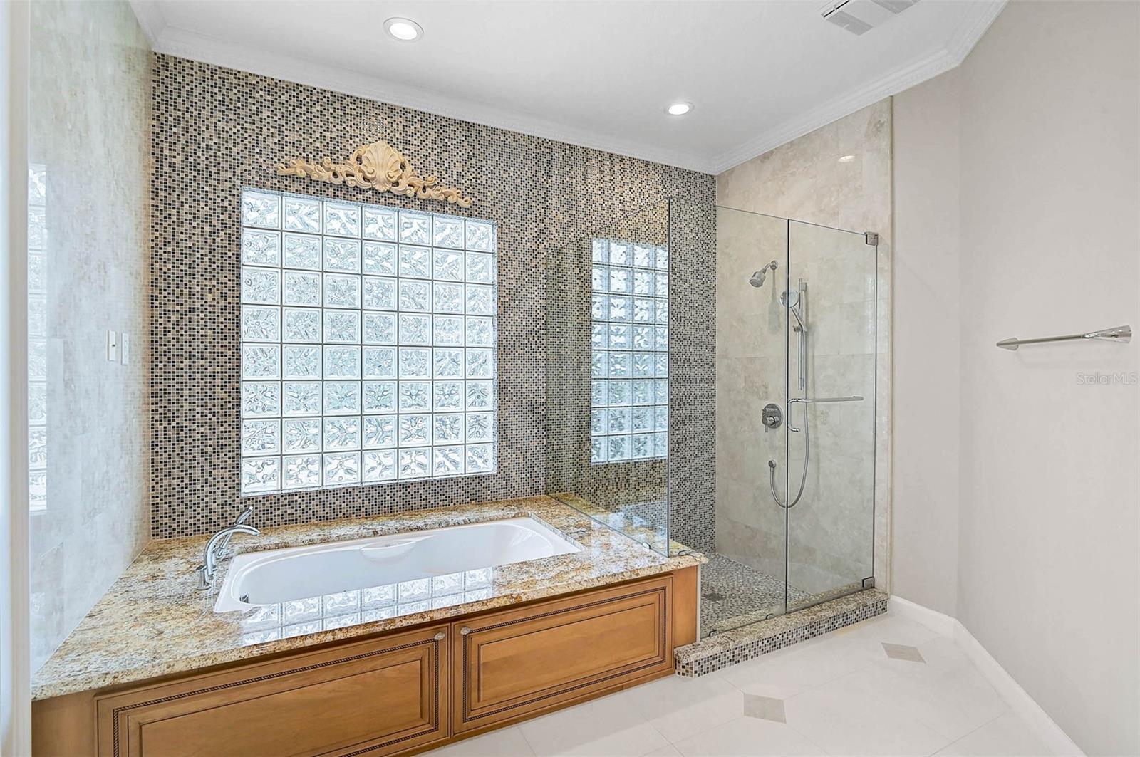 852 MACEWEN DR — photo 29