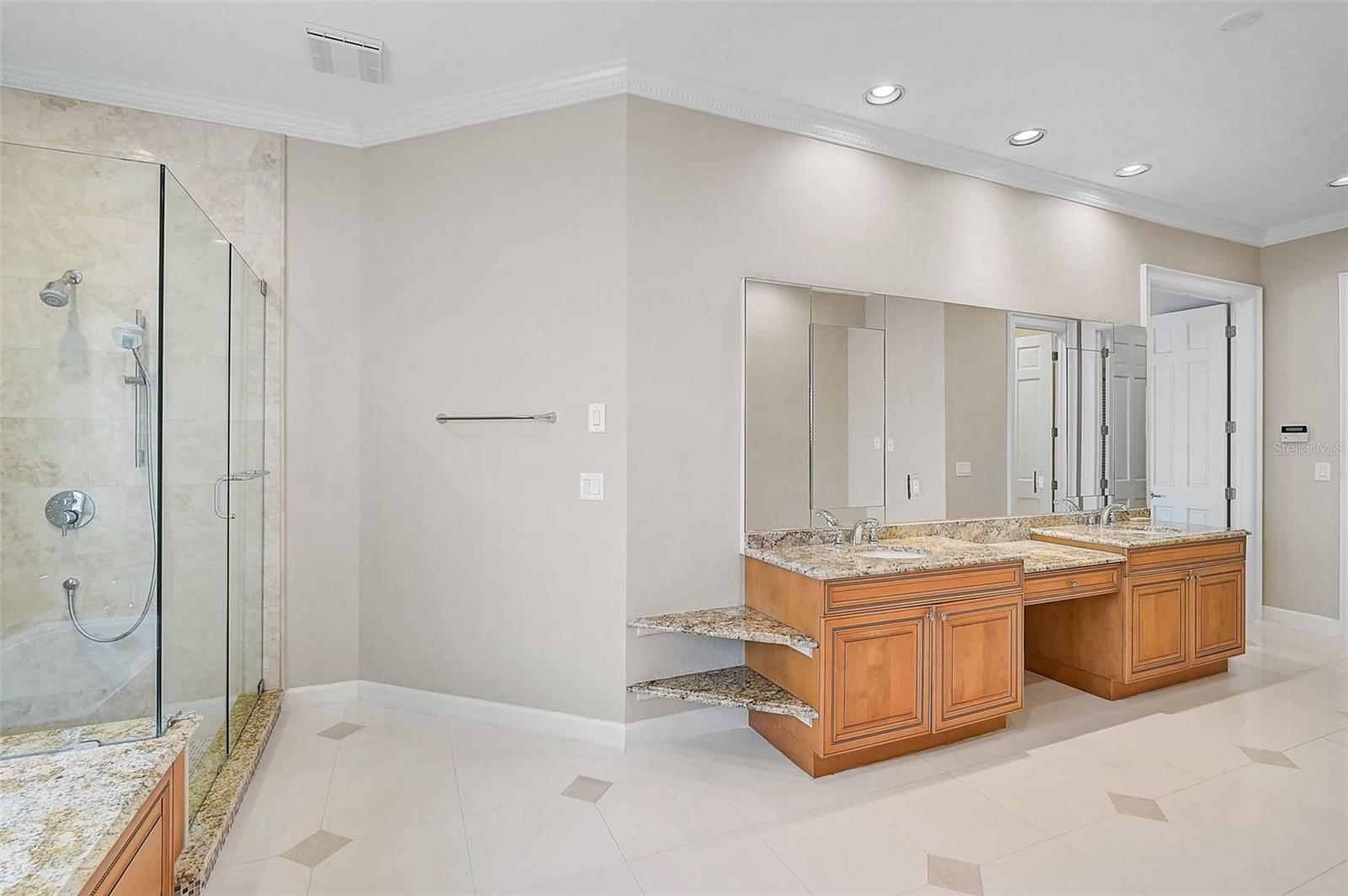 852 MACEWEN DR — photo 28