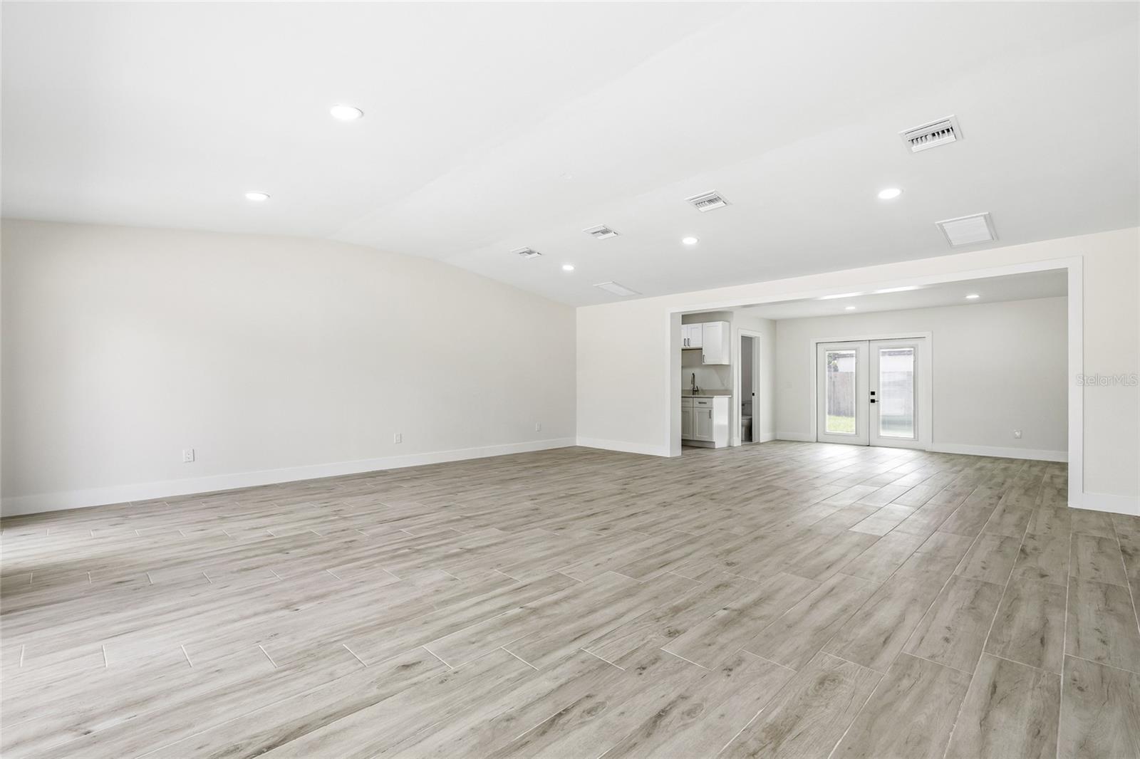 7311 N ARMENIA AVE — photo 10