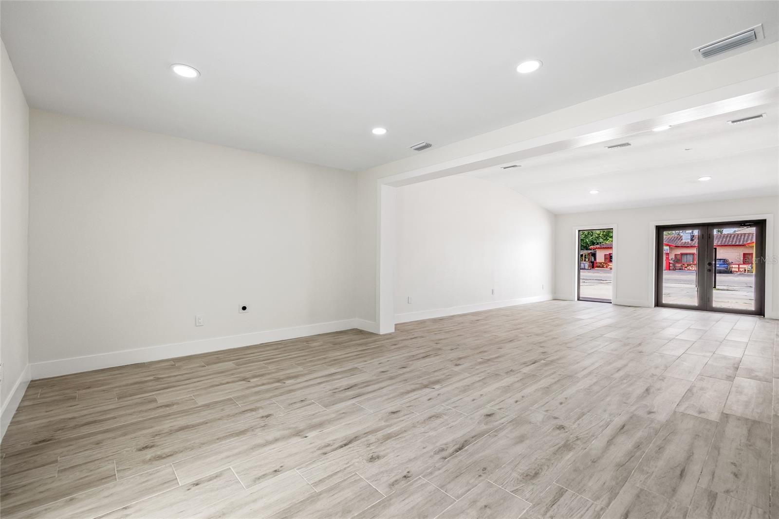 7311 N ARMENIA AVE — photo 15