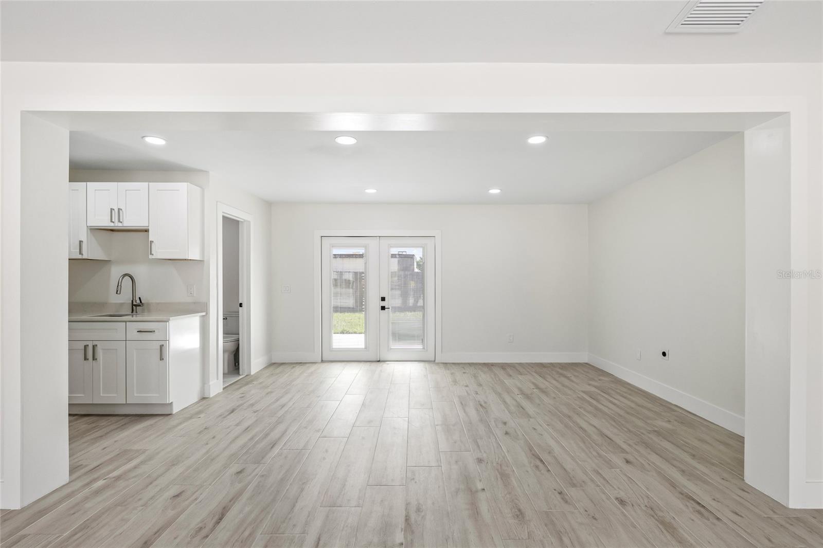 7311 N ARMENIA AVE — photo 13