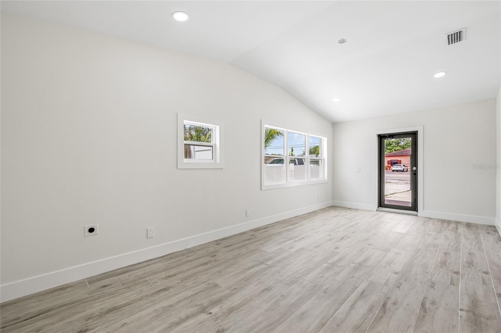 7311 N ARMENIA AVE — photo 29