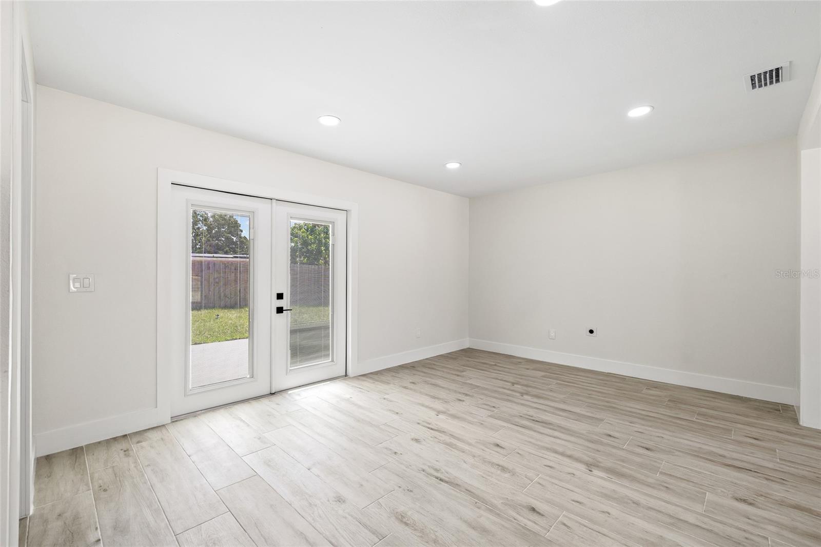 7311 N ARMENIA AVE — photo 14