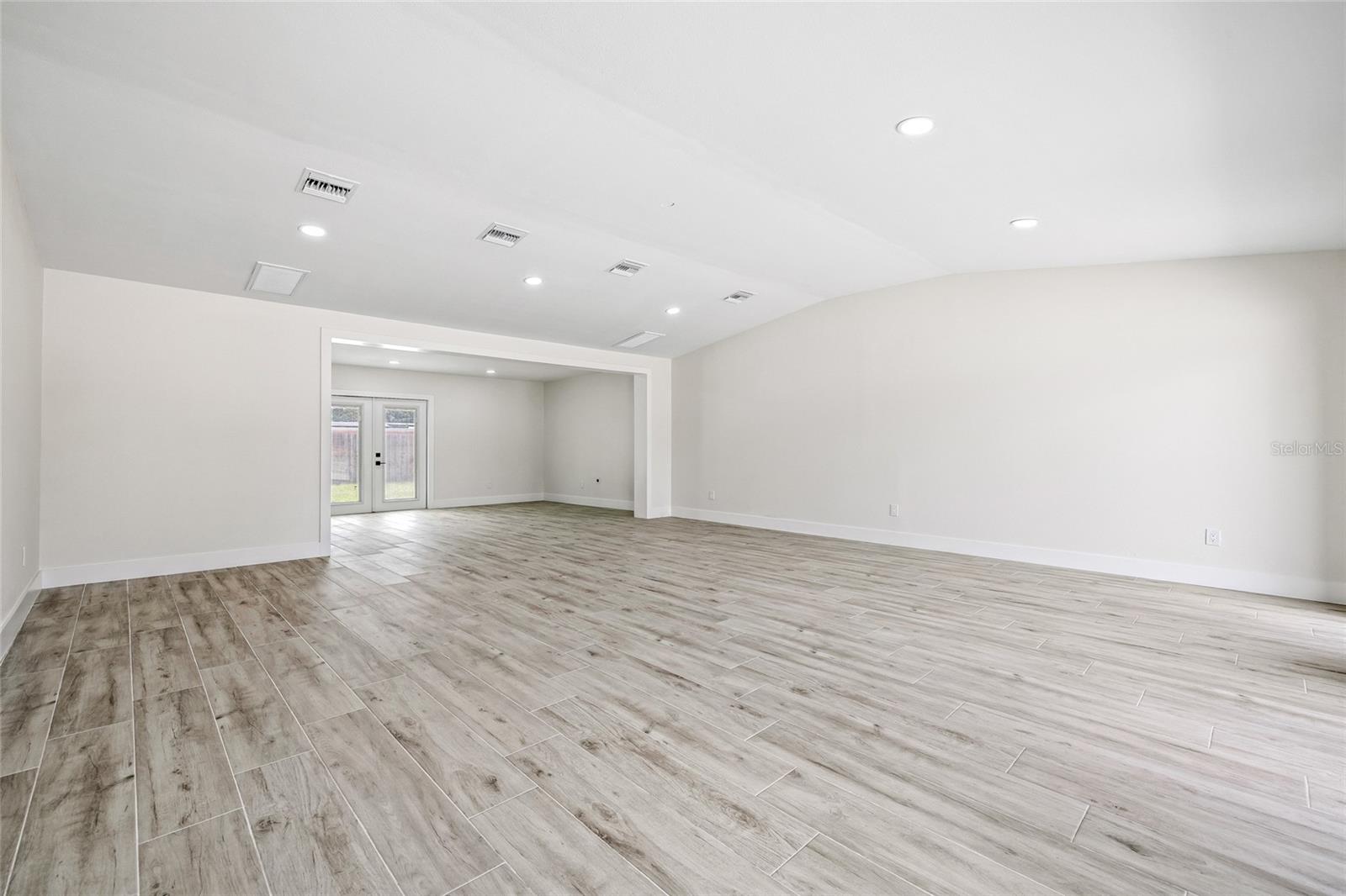 7311 N ARMENIA AVE — photo 9
