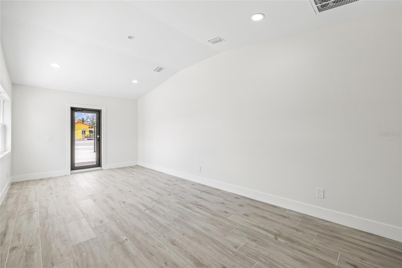 7311 N ARMENIA AVE — photo 28