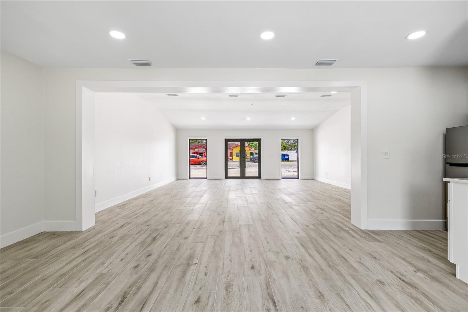 7311 N ARMENIA AVE — photo 16
