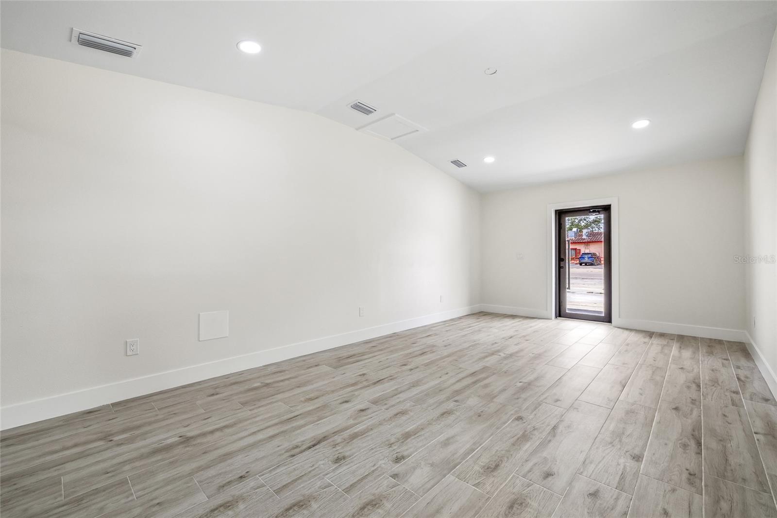 7311 N ARMENIA AVE — photo 40