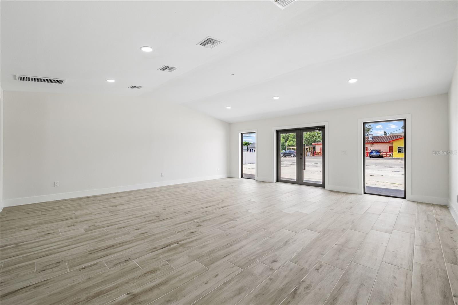 7311 N ARMENIA AVE — photo 12