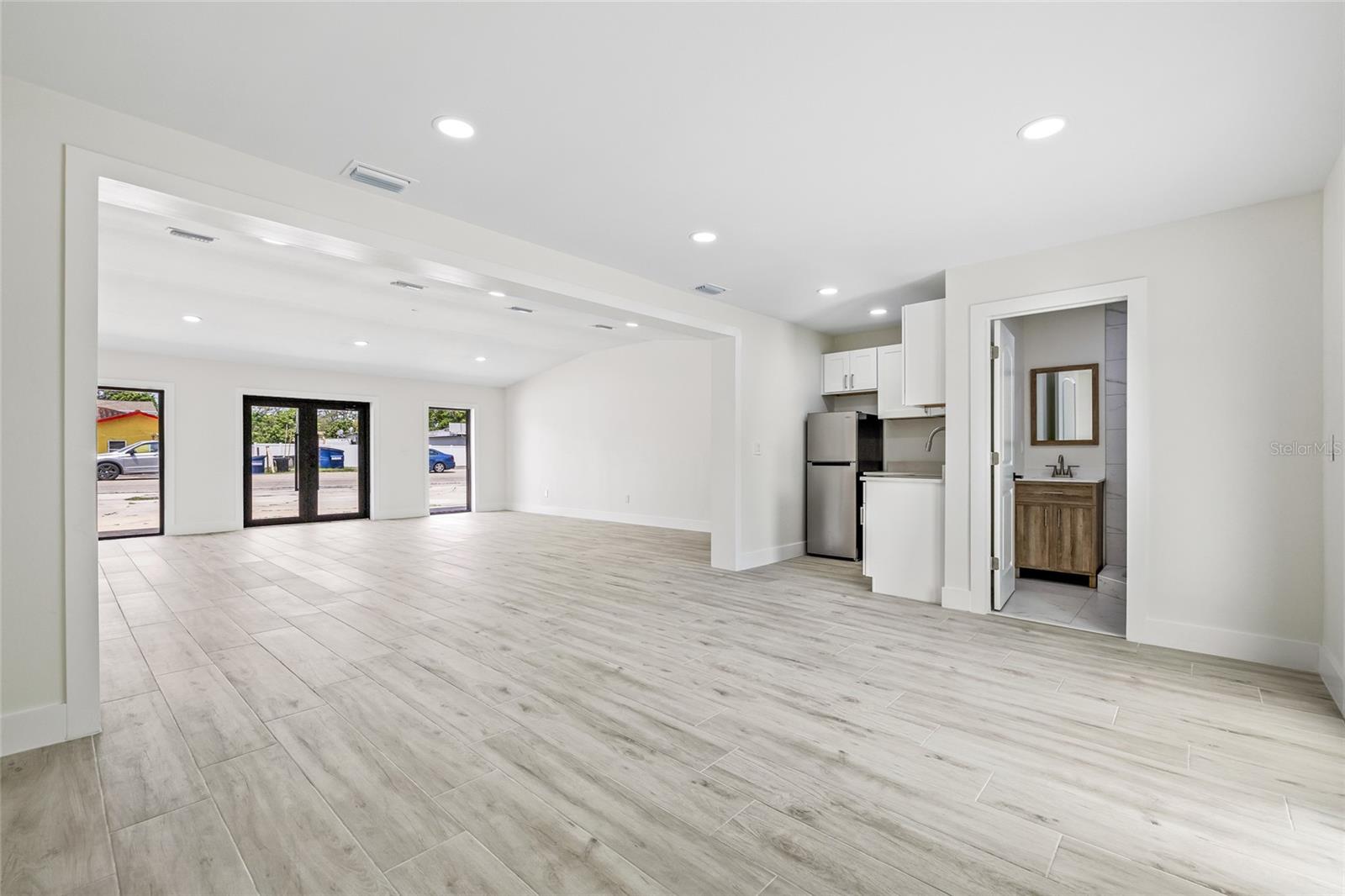 7311 N ARMENIA AVE — photo 17