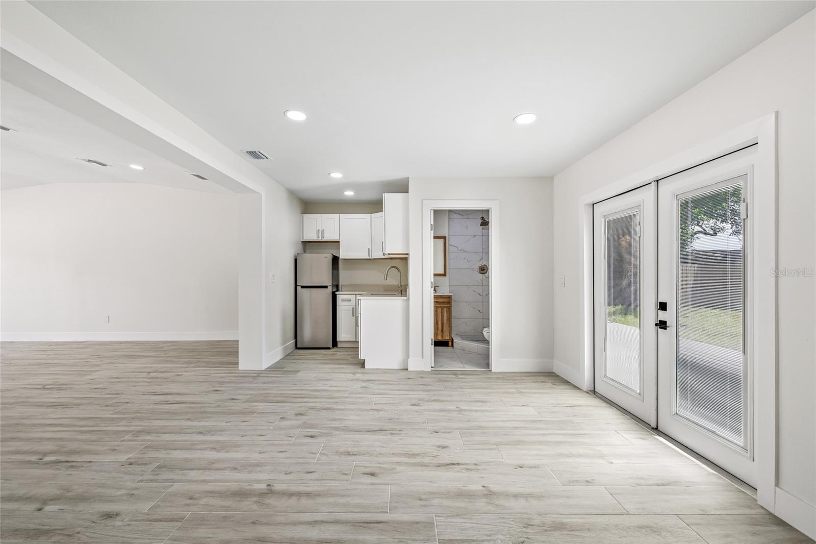 7311 N ARMENIA AVE — photo 18