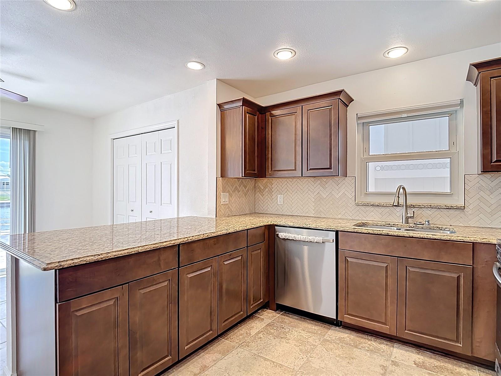13816 VICTOR AVE — photo 35