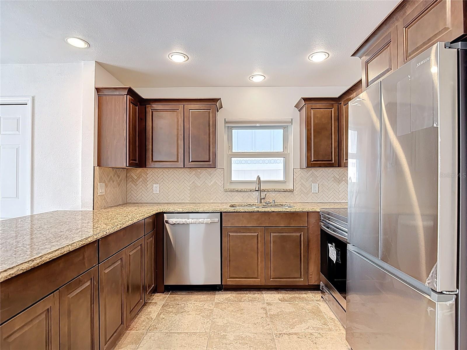 13816 VICTOR AVE — photo 37